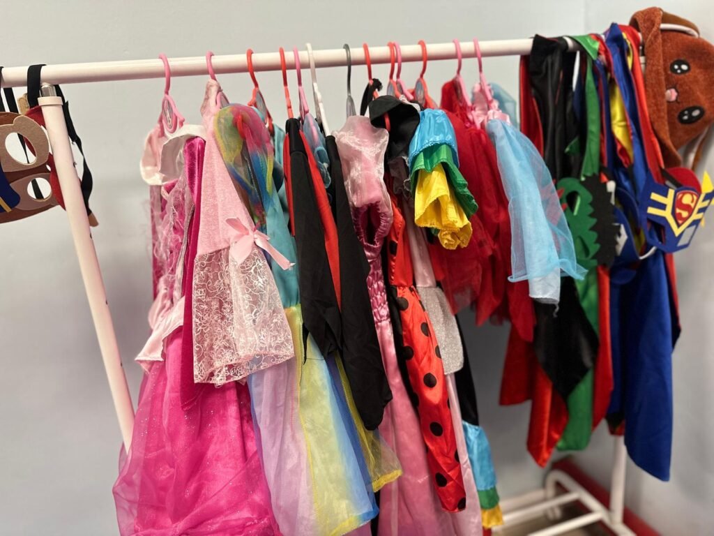 Perchero con disfraces infantiles para fiestas en Cadaluna