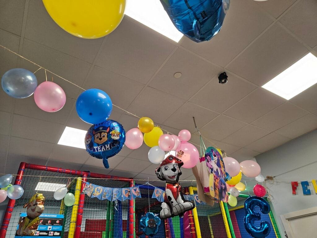 Decoración de cumpleaños con globos en el parque de bolas de Cadaluna