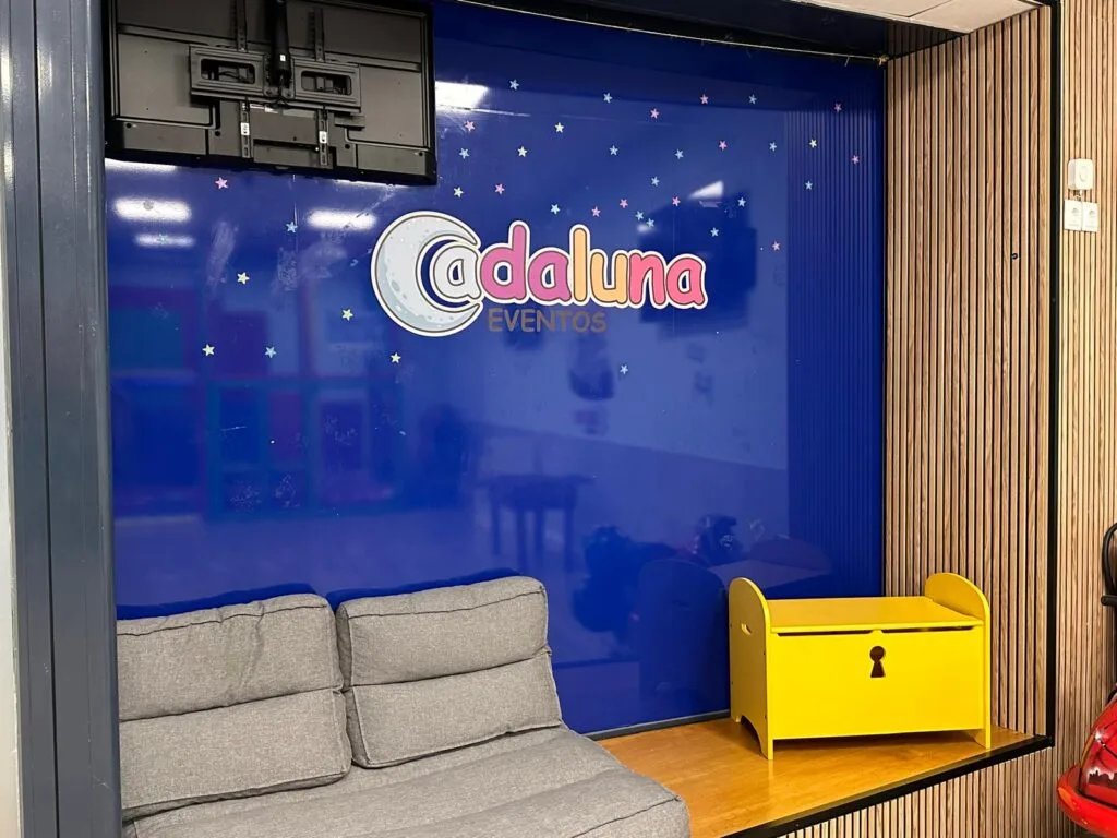 Escenario de la sala Cadaluna con el logo y pantalla