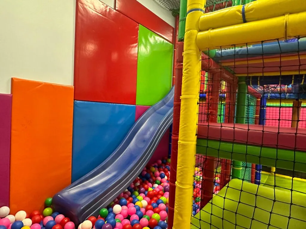 Parque de bolas con tobogán en la sala de cumpleaños Cadaluna, Getafe