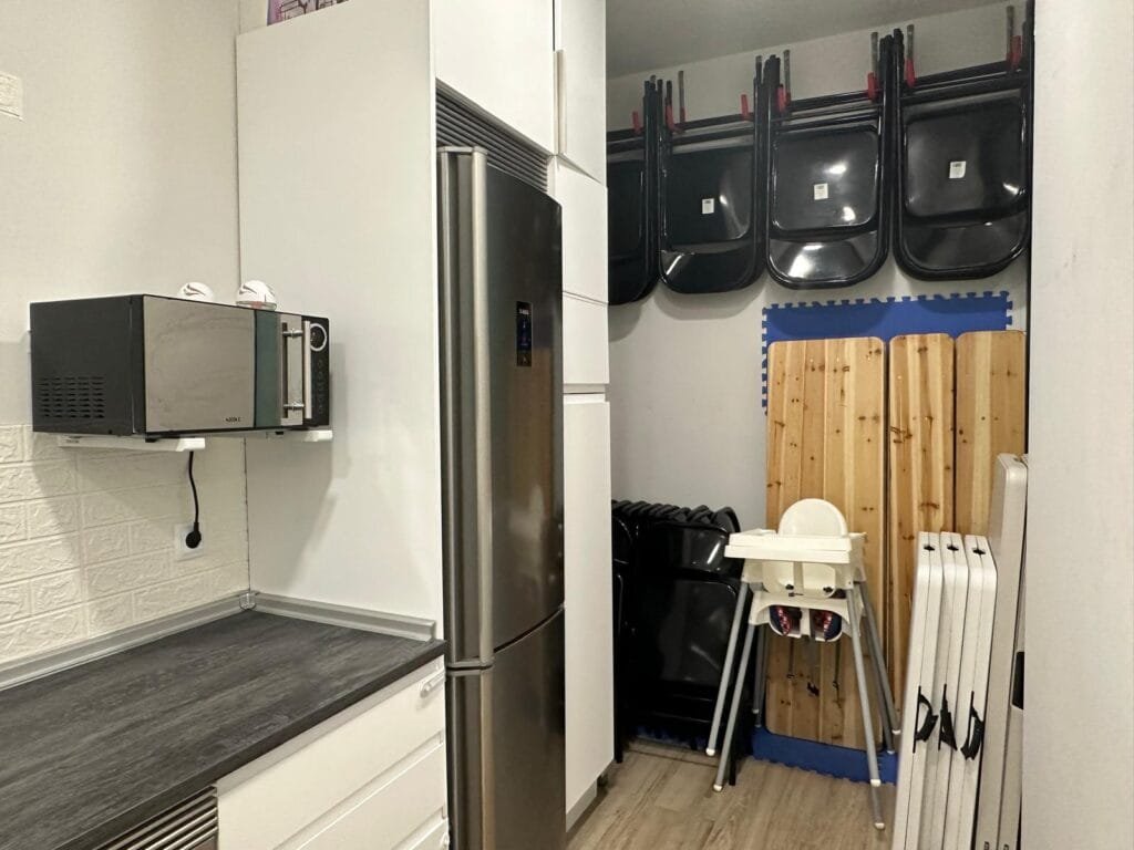 Cocina equipada con nevera y microondas en la sala Cadaluna