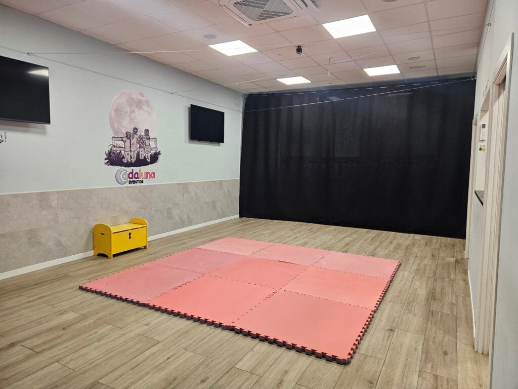 Sala diáfana con suelo de espuma para talleres y celebraciones